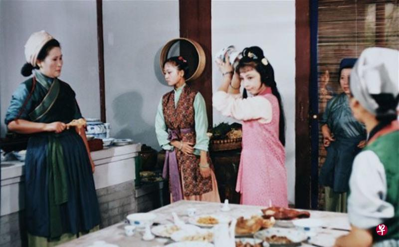 电影《红楼梦》里,司棋大砸厨房的一幕。(互联网) 电影《红楼梦》里,司棋大砸厨房的一幕。(互联网)