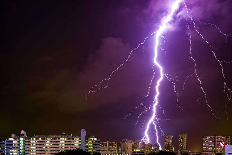 本地平均每两天就有一天出现闪电。去年雨季,碧山组屋区上空轰然划过一道闪电。(林泽锐摄) 本地平均每两天就有一天出现闪电。去年雨季,碧山组屋区上空轰然划过一道闪电。(林泽锐摄)