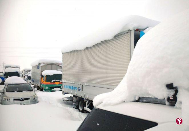 新潟县警方与东日本高速道路公司表示,星期三(16日)晚间起,高速公路“关越自动车道”与“上信越自动车道”陆续有车辆因大雪而无法行驶,受困在高速公路上。(共同社) 新潟县警方与东日本高速道路公司表示,星期三(16日)晚间起,高速公路“关越自动车道”与“上信越自动车道”陆续有车辆因大雪而无法行驶,受困在高速公路上。(共同社)
