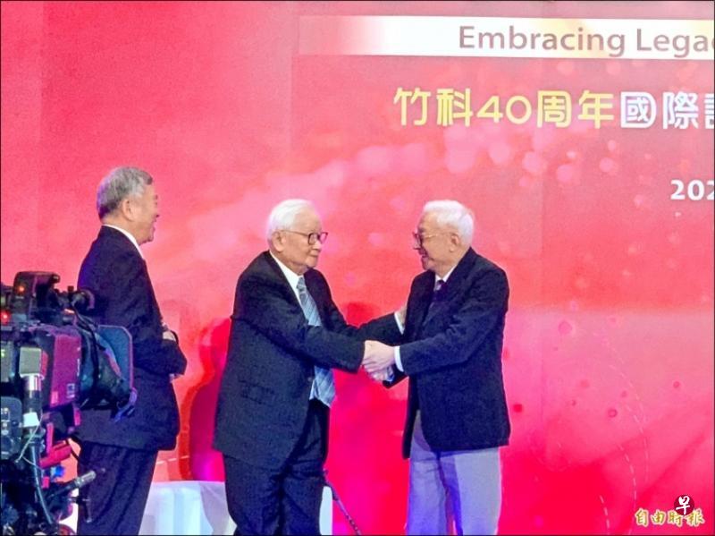 台积电创办人张忠谋(中)与联电荣誉董事长曹兴诚(右)12月15日同台获颁“竹科40杰出成就贡献奖”,曹兴诚一上台就主动上前跟张握手,成为活动最大亮点。左为台湾行政院副院长沈荣津。(自由时报) 台积电创办人张忠谋(中)与联电荣誉董事长曹兴诚(右)12月15日同台获颁“竹科40杰出成就贡献奖”,曹兴诚一上台就主动上前跟张握手,成为活动最大亮点。左为台湾行政院副院长沈荣津。(自由时报)