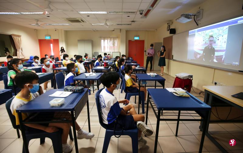 新学年明年1月4日开始,教育部幼儿园和小学将让K1和小一新生在这一天开学;其他K2和小二至小六的学生不必返校,他们将在1月5日开学。(档案照片) 新学年明年1月4日开始,教育部幼儿园和小学将让K1和小一新生在这一天开学;其他K2和小二至小六的学生不必返校,他们将在1月5日开学。(档案照片)