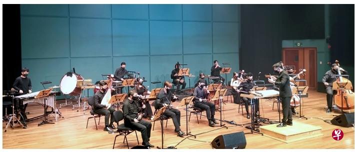 郭勇德指挥鼎艺团演奏冯国峻的《乐。音》(郭永秀摄) 郭勇德指挥鼎艺团演奏冯国峻的《乐。音》(郭永秀摄)