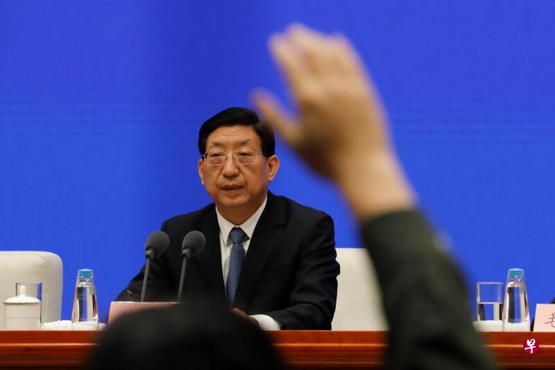 中国国家卫健委副主任曾益新(图)今天在新闻发布会上说,中国将在冬春季对部分重点人群进行冠病疫苗接种。(路透社) 中国国家卫健委副主任曾益新(图)今天在新闻发布会上说,中国将在冬春季对部分重点人群进行冠病疫苗接种。(路透社)