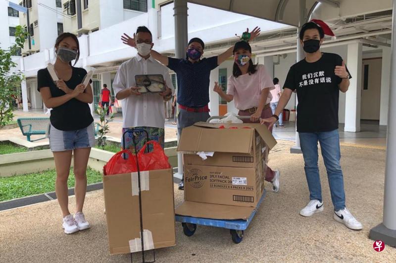 黄暄婷（左起）、陈汉玮、苏梽诚、陈丽贞和许瑞奇昨天派发爱心午餐和礼包给约500户低收入家庭。（新艺经纪提供）