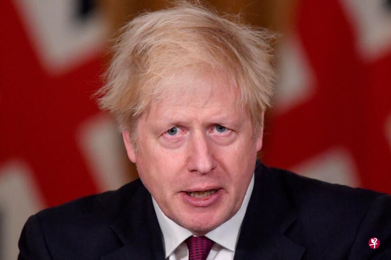 英国首相约翰逊在当地时间周六（12月19日）的新闻发布会上表示，新的变种病毒传播速度更快。（法新社） 