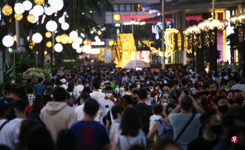 本周末是圣诞节前最后一个周末,不少公众冲着打折优惠到乌节路购物,以致大街上人头攒动。(陈渊庄摄) 本周末是圣诞节前最后一个周末,不少公众冲着打折优惠到乌节路购物,以致大街上人头攒动。(陈渊庄摄)