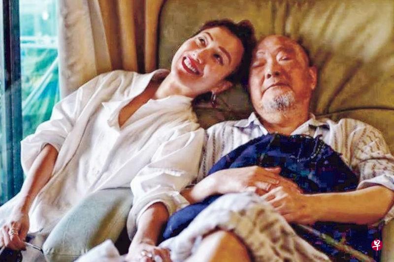 郑秀文上载与父亲(右)合照,发文悼念亡父。(互联网) 郑秀文上载与父亲(右)合照,发文悼念亡父。(互联网)