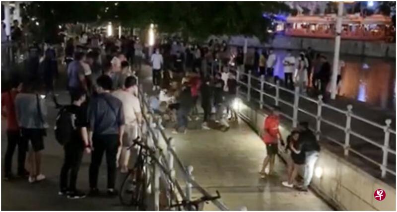 一对男女被折刀所伤,克拉码头顿时现场混乱,众人围观。(取自面簿) 一对男女被折刀所伤,克拉码头顿时现场混乱,众人围观。(取自面簿)