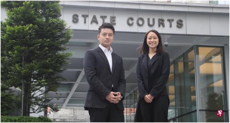 律师公会无偿服务事务所的高级全职无偿服务律师黄世扬(左)及无偿律师吴芊慧(右)。(吴伟国 摄) 律师公会无偿服务事务所的高级全职无偿服务律师黄世扬(左)及无偿律师吴芊慧(右)。(吴伟国 摄)