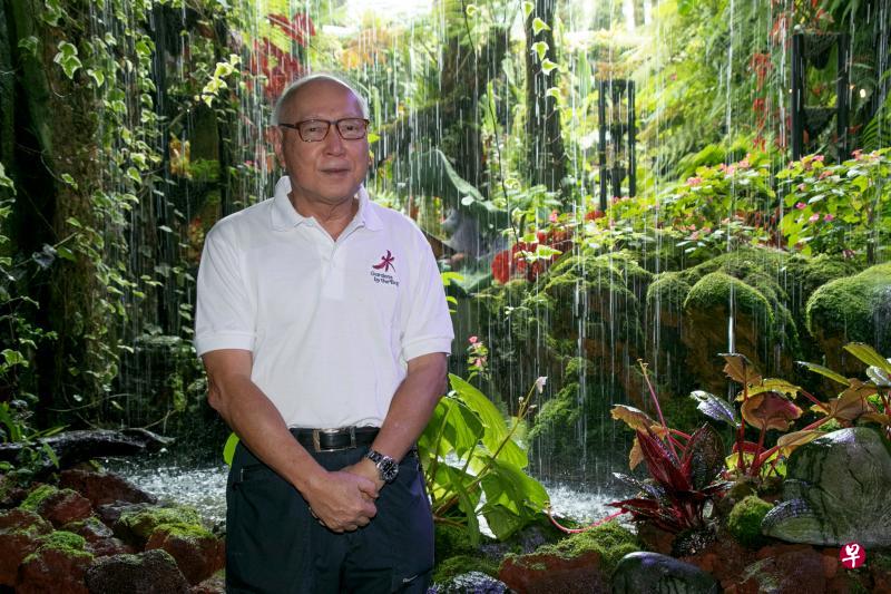 陈柔浩摄于滨海湾花园秘密花园的水帘前，长满青苔的石头是他从中国采购来的。