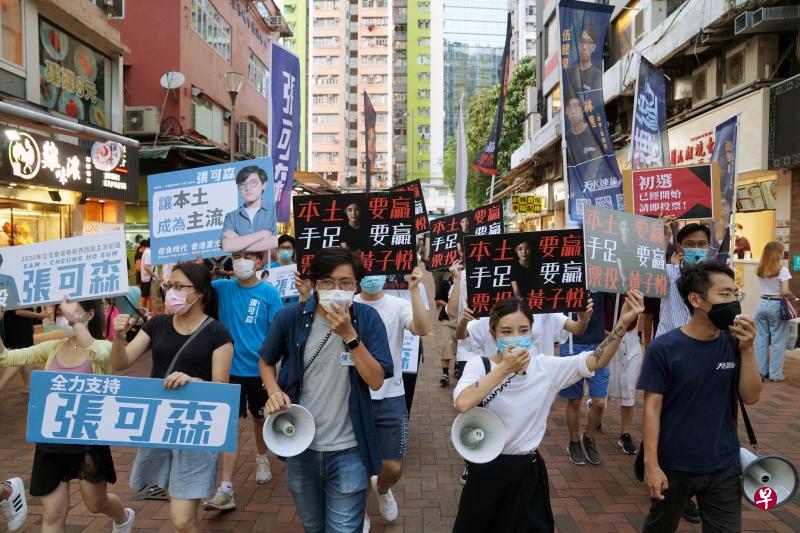 在《香港国安法》下继续坚守议会路线还是采取街头抗争,泛民主派未来面临定位困境。图为今年7月泛民人士就9月立法会选举举行“初选”。(路透社) 在《香港国安法》下继续坚守议会路线还是采取街头抗争,泛民主派未来面临定位困境。图为今年7月泛民人士就9月立法会选举举行“初选”。(路透社)