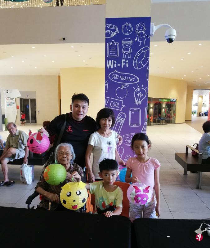 许国兴(图后排左)坦言,与失智症患者相处并非易事。(受访者提供) 许国兴(图后排左)坦言,与失智症患者相处并非易事。(受访者提供)