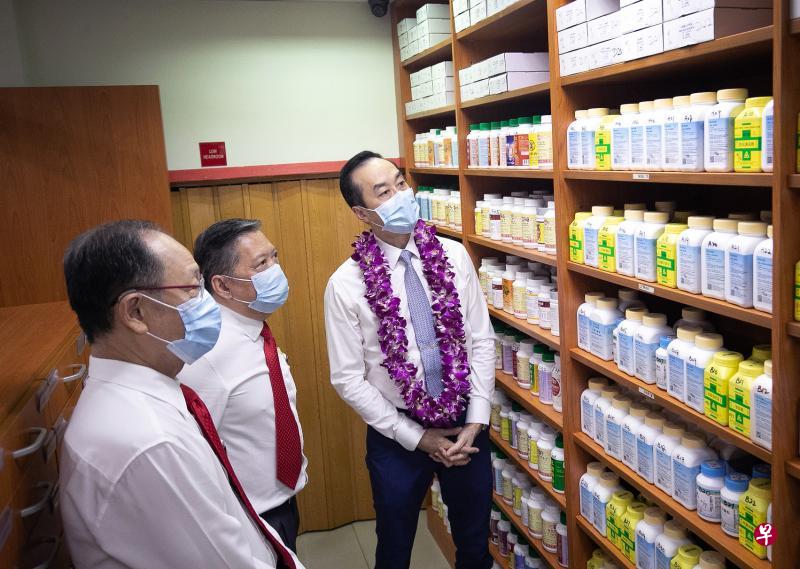 卫生部高级政务部长许宝琨(右)在大众医院院长罗桂清医师(左)与副院长萧士发医师的陪同下,首次参观医院的配药室,并向院方了解中成药在疫情中的货源情况。(陈来福摄) 卫生部高级政务部长许宝琨(右)在大众医院院长罗桂清医师(左)与副院长萧士发医师的陪同下,首次参观医院的配药室,并向院方了解中成药在疫情中的货源情况。(陈来福摄)