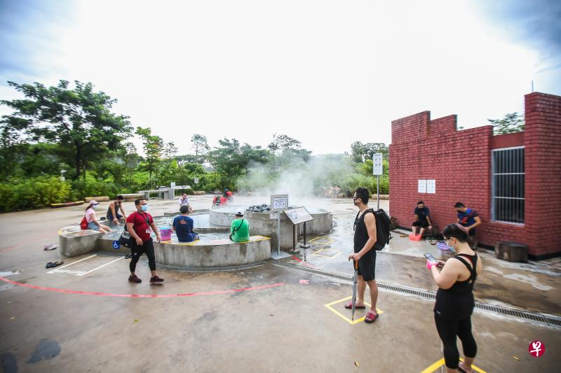 读者与家人趁学校假期,从东部驱车前往三巴旺温泉公园游玩,享受一下温泉泡足的乐趣。一番体验后,想就公园的发展提出一些建议。(档案照) 读者与家人趁学校假期,从东部驱车前往三巴旺温泉公园游玩,享受一下温泉泡足的乐趣。一番体验后,想就公园的发展提出一些建议。(档案照)