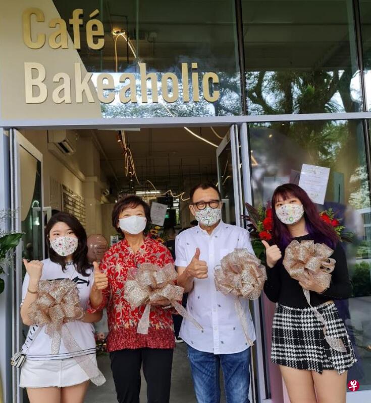 李美花（左二）现身当剪彩嘉宾。
