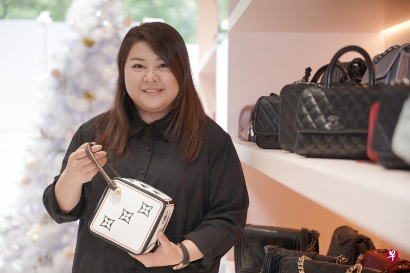 周悦吟约两年前创办了买卖二手名牌货品公司Reluxe,通过面簿直播售卖各大名牌的包包和货品,如今店里共有约700多件名牌货品供选购。(张荣特约摄影) 周悦吟约两年前创办了买卖二手名牌货品公司Reluxe,通过面簿直播售卖各大名牌的包包和货品,如今店里共有约700多件名牌货品供选购。(张荣特约摄影)