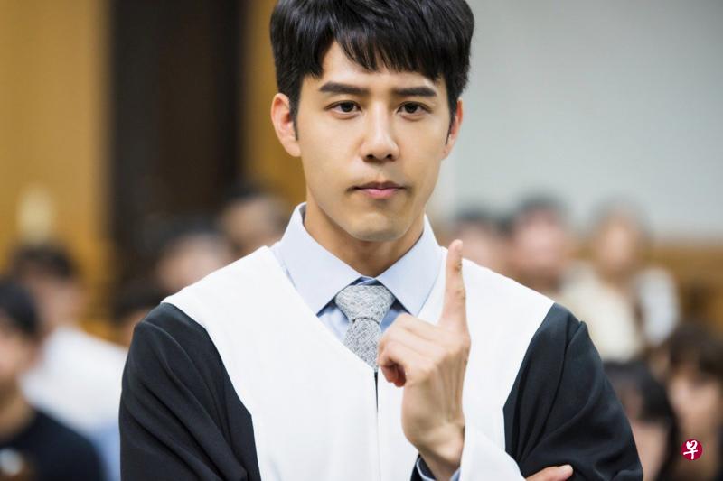胡宇威首度演律师,他说一想到法律台词及辩论戏就头皮发麻。(互联网) 胡宇威首度演律师,他说一想到法律台词及辩论戏就头皮发麻。(互联网)