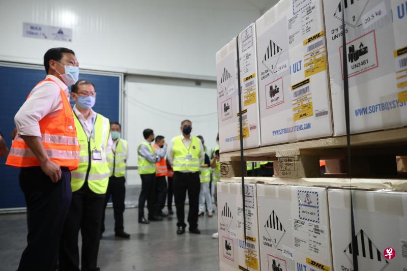 交通部长王乙康(左一)昨天在首批冠病疫苗运抵我国后,在新翔集团的冷冻仓储中心Coolport视察卸货。(通讯及新闻部提供) 交通部长王乙康(左一)昨天在首批冠病疫苗运抵我国后,在新翔集团的冷冻仓储中心Coolport视察卸货。(通讯及新闻部提供)