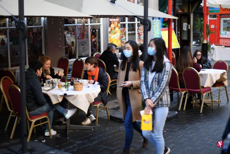 用餐过程较容易感染冠病。面对新毒株威胁的英国,多地民众得“居家避疫”,暂时不能在外聚餐。(法新社) 用餐过程较容易感染冠病。面对新毒株威胁的英国,多地民众得“居家避疫”,暂时不能在外聚餐。(法新社)