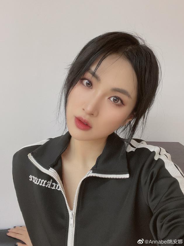 姚安娜昨天(21日)突然开通微博,并附上自拍照。(微博截图) 姚安娜昨天(21日)突然开通微博,并附上自拍照。(微博截图)