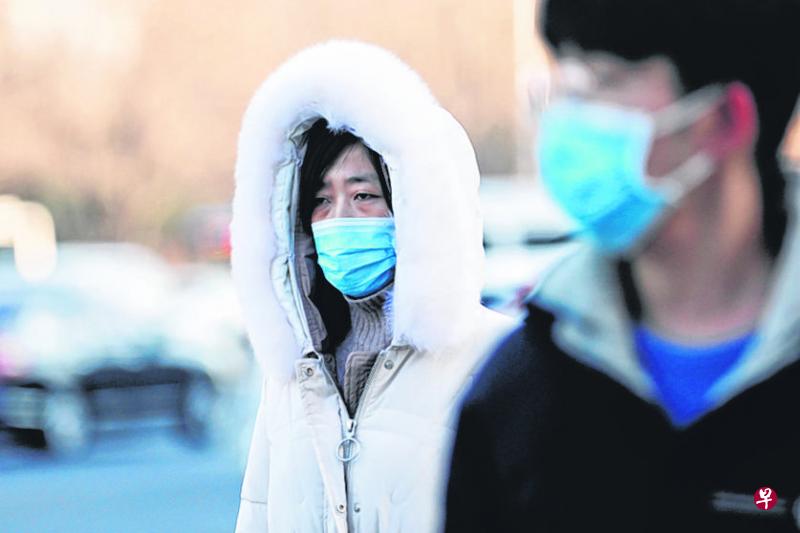 北京进入了秋冬季,寒风凛冽,当地人还是戴上口罩出门。(路透社) 北京进入了秋冬季,寒风凛冽,当地人还是戴上口罩出门。(路透社)
