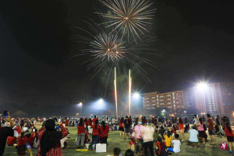 全岛将有16个大大小小的社区跨年派对在线上举办,其中11个邻里将在活动中以燃放烟花作为压轴节目。(档案照) 全岛将有16个大大小小的社区跨年派对在线上举办,其中11个邻里将在活动中以燃放烟花作为压轴节目。(档案照)