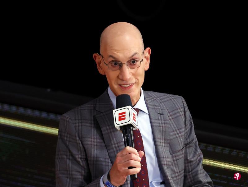 NBA总裁肖华认为,NBA球员年轻且健康,不易出现并发症,他们也不会是优先考虑接种疫苗的群体。(法新社) NBA总裁肖华认为,NBA球员年轻且健康,不易出现并发症,他们也不会是优先考虑接种疫苗的群体。(法新社)