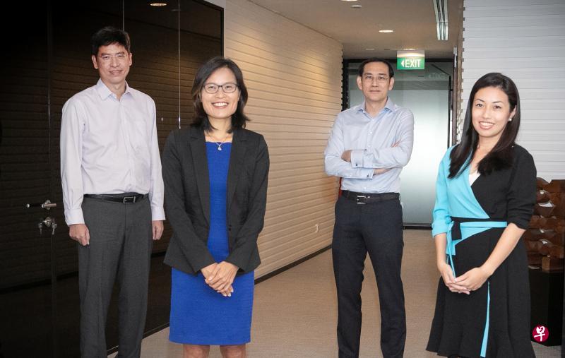 卫生部全国医学研究理事会执行理事长兼新保集团研究总监陈世民副教授(左起)、经济发展局医药与健康高级副总裁吴婉仪、国立健保集团副集团首席执行总裁(医学教育和研究)薛寒友教授,以及经济发展局医药与健康副总裁黄安琪博士,从今年4月就着手和团队一起准备采购冠病疫苗事宜。(陈来福摄) 卫生部全国医学研究理事会执行理事长兼新保集团研究总监陈世民副教授(左起)、经济发展局医药与健康高级副总裁吴婉仪、国立健保集团副集团首席执行总裁(医学教育和研究)薛寒友教授,以及经济发展局医药与健康副总裁黄安琪博士,从今年4月就着手和团队一起准备采购冠病疫苗事宜。(陈来福摄)