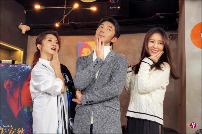 李李仁(中)和林心如(右)上老婆陶晶莹的节目宣传电影《迷失安狄》。(互联网) 李李仁(中)和林心如(右)上老婆陶晶莹的节目宣传电影《迷失安狄》。(互联网)