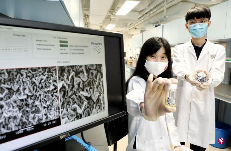 新加坡国立大学研究人员开发出一套低成本的防伪技术,能用于疫苗认证工作上。图为参与研究项目的国大工程学院化学与生物分子工程系王笑楠助理教授(左)和研究员景琳博士。(何炳耀摄) 新加坡国立大学研究人员开发出一套低成本的防伪技术,能用于疫苗认证工作上。图为参与研究项目的国大工程学院化学与生物分子工程系王笑楠助理教授(左)和研究员景琳博士。(何炳耀摄)