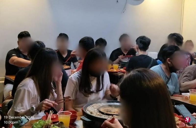 上周六晚上,美芝路的重庆正宗老火锅店内,可看到八名食客交叉接触。(市区重建局提供) 上周六晚上,美芝路的重庆正宗老火锅店内,可看到八名食客交叉接触。(市区重建局提供)