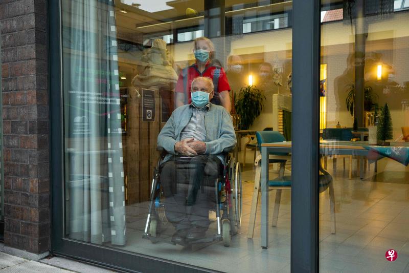 欧盟12月21日批准辉瑞-BioNTech冠病疫苗投入使用,坐在轮椅上、高龄96岁的赫尔曼斯,是比利时第一位接种这款冠病疫苗的人。(法新社) 欧盟12月21日批准辉瑞-BioNTech冠病疫苗投入使用,坐在轮椅上、高龄96岁的赫尔曼斯,是比利时第一位接种这款冠病疫苗的人。(法新社)