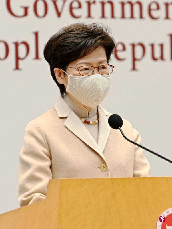 来自香港建制派消息称,北京通过宣誓仪式取消大批民主派区议员的资格,空缺由港府直接委任。图为12月18日,香港特区行政长官林郑月娥在港府公务员宣誓仪式上致辞。(香港中通社) 来自香港建制派消息称,北京通过宣誓仪式取消大批民主派区议员的资格,空缺由港府直接委任。图为12月18日,香港特区行政长官林郑月娥在港府公务员宣誓仪式上致辞。(香港中通社)