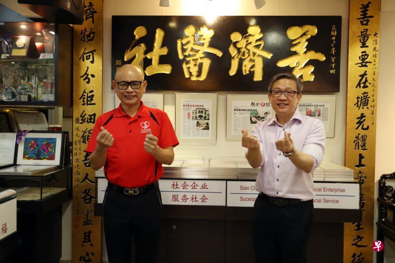 善济医社主席卓顺发(左)和新加坡疼痛护理集团行政总裁李文鉴受访时异口同声地表示,两人虽然认识只有两三个月,但很有默契,感觉像是认识很久的老朋友。(饶进礼摄) 善济医社主席卓顺发(左)和新加坡疼痛护理集团行政总裁李文鉴受访时异口同声地表示,两人虽然认识只有两三个月,但很有默契,感觉像是认识很久的老朋友。(饶进礼摄)