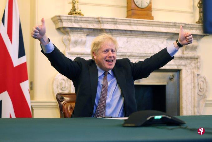 英国首相约翰逊周四证实英国已与欧盟就脱欧后的贸易达成协议。并在推特上分享了自己在英国国旗前,两手竖起大拇指的庆祝照片。(取自推特) 英国首相约翰逊周四证实英国已与欧盟就脱欧后的贸易达成协议。并在推特上分享了自己在英国国旗前,两手竖起大拇指的庆祝照片。(取自推特)