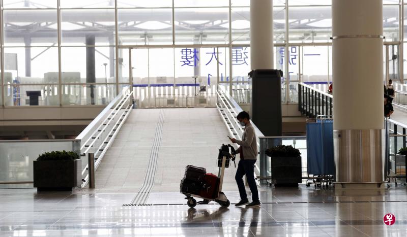 香港收紧入境管制,所有于到达香港当天或之前21天曾在中国大陆以外地区逗留的抵港者,需要在指定检疫酒店强制检疫21天。(香港中通社) 香港收紧入境管制,所有于到达香港当天或之前21天曾在中国大陆以外地区逗留的抵港者,需要在指定检疫酒店强制检疫21天。(香港中通社)