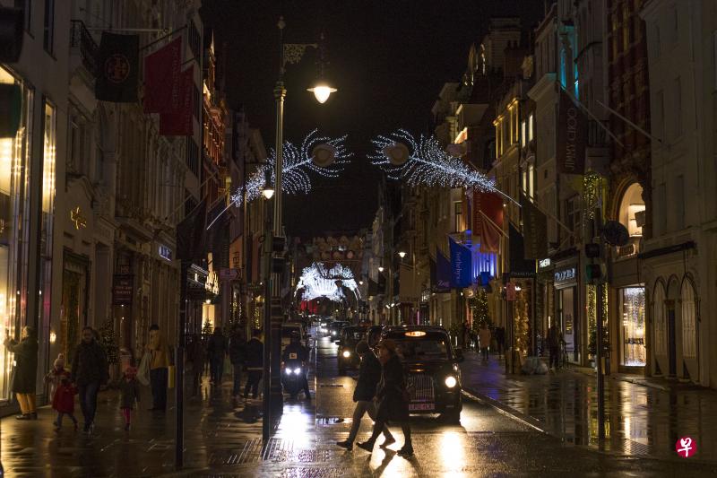 英国已限制来自南非的旅客入境,同时把更多国内地区的疫情防控级别调升为最高的第四级。(彭博社) 英国已限制来自南非的旅客入境,同时把更多国内地区的疫情防控级别调升为最高的第四级。(彭博社)