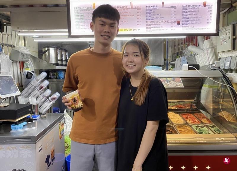 吴诗慧和陈铭豪在疫情期间大胆创业,他们合开的泡泡茶店上个月在大巴窑的小贩中心开业。(黄慧圯摄) 吴诗慧和陈铭豪在疫情期间大胆创业,他们合开的泡泡茶店上个月在大巴窑的小贩中心开业。(黄慧圯摄)