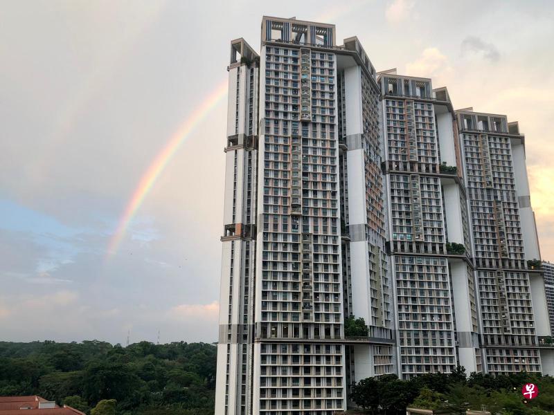 我国部分地区今天下雨,雨后的晚霞不仅格外绚丽夺目, 还挂着巨大的双彩虹。(李丽敏摄) 我国部分地区今天下雨,雨后的晚霞不仅格外绚丽夺目, 还挂着巨大的双彩虹。(李丽敏摄)