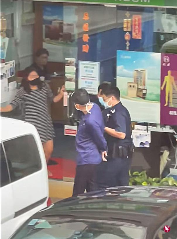 男店家被警员上铐带走。(读者提供) 男店家被警员上铐带走。(读者提供)