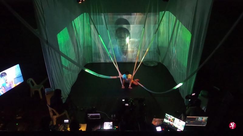 陈杰孝(台上表演者)参与的多媒体舞蹈演出“Vortice Voyeur”,获艺术领域数码展演津贴支持。(受访者提供) 陈杰孝(台上表演者)参与的多媒体舞蹈演出“Vortice Voyeur”,获艺术领域数码展演津贴支持。(受访者提供)