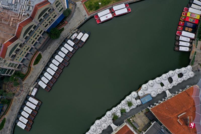 防疫措施在6月2日才开始分阶段解封。5月最后一个周末,新闻中心摄影团队出动无人机,以影像记录这段特殊期间新加坡的空寂面貌。没有了游客,新加坡河游船全体停泊在克拉码头,河道交通陷入停顿,河面平静得几乎泛不起一丝涟漪。(陈渊庄摄) 防疫措施在6月2日才开始分阶段解封。5月最后一个周末,新闻中心摄影团队出动无人机,以影像记录这段特殊期间新加坡的空寂面貌。没有了游客,新加坡河游船全体停泊在克拉码头,河道交通陷入停顿,河面平静得几乎泛不起一丝涟漪。(陈渊庄摄)