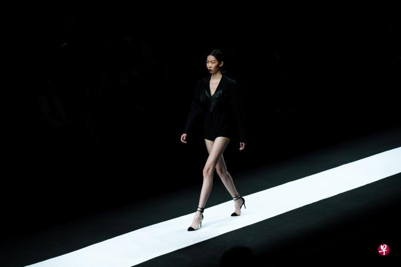 更多品牌选择双管齐下,以实体和数码方式举办时装秀。(法新社) 更多品牌选择双管齐下,以实体和数码方式举办时装秀。(法新社)