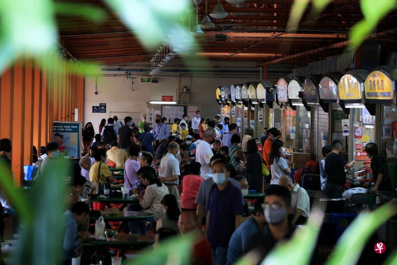 小贩中心让国人在同一个空间里相聚,在美食里找到共鸣。(龙国雄摄) 小贩中心让国人在同一个空间里相聚,在美食里找到共鸣。(龙国雄摄)