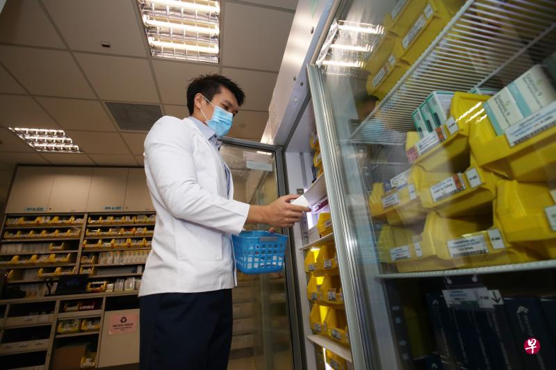 中央医院高级药剂师方子彦介绍,医院根据病患数量、药品使用率等数据,判断各别药房需要的冷藏设施,药剂师或工作人员每四个月也会进行检查,一旦出现问题能马上纠正。(蔡家增摄) 中央医院高级药剂师方子彦介绍,医院根据病患数量、药品使用率等数据,判断各别药房需要的冷藏设施,药剂师或工作人员每四个月也会进行检查,一旦出现问题能马上纠正。(蔡家增摄)