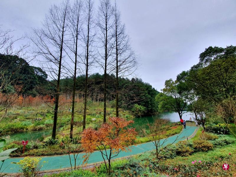 ▲黛湖经过整治后重现昔日光彩,湖水碧绿,今年5月对外开放并已成为重庆民众周末休闲的好去处。(王纬温摄) ▲黛湖经过整治后重现昔日光彩,湖水碧绿,今年5月对外开放并已成为重庆民众周末休闲的好去处。(王纬温摄)