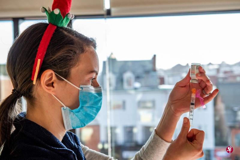 福奇早先认为须60%至70%人口获得免疫力后才能达致群体免疫。但是,他在本周接受《纽约时报》采访时表示,自己一直在根据新证据提高这一估计,并感觉到美国人更愿意信任这一数据。(法新社) 福奇早先认为须60%至70%人口获得免疫力后才能达致群体免疫。但是,他在本周接受《纽约时报》采访时表示,自己一直在根据新证据提高这一估计,并感觉到美国人更愿意信任这一数据。(法新社)