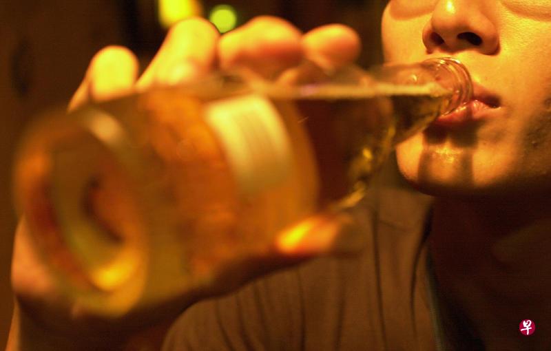 尿酸高的患者,只有喝嘌呤高的啤酒,才需要担心痛风发作?(档案照) 尿酸高的患者,只有喝嘌呤高的啤酒,才需要担心痛风发作?(档案照)