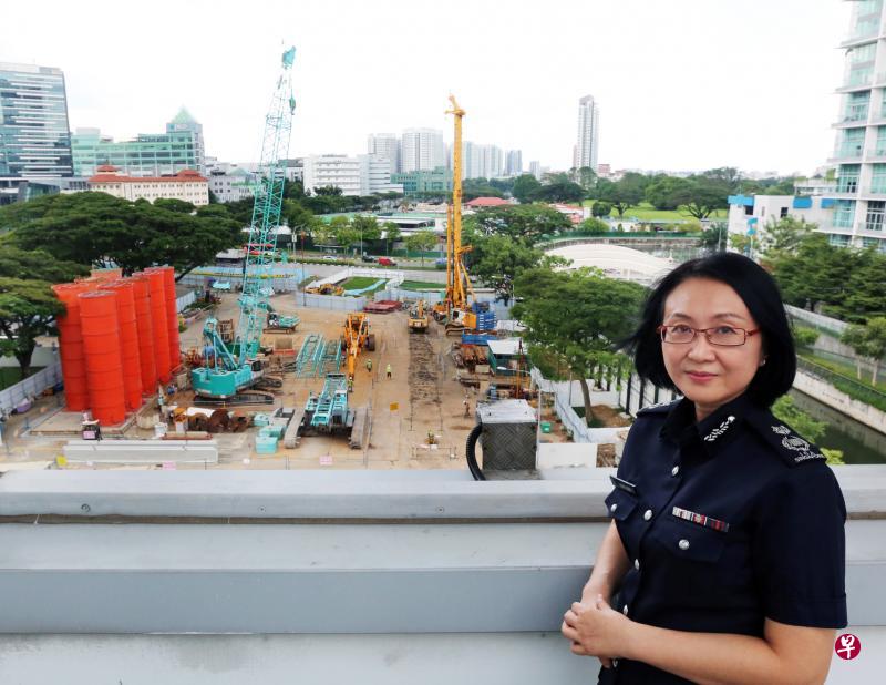 移民与关卡局副总监(政策与转型)陈健指出,该局明年将达到全面数码化的目标,而她后方的全新综合服务中心预计在2023年竣工。(庄耿闻摄) 移民与关卡局副总监(政策与转型)陈健指出,该局明年将达到全面数码化的目标,而她后方的全新综合服务中心预计在2023年竣工。(庄耿闻摄)