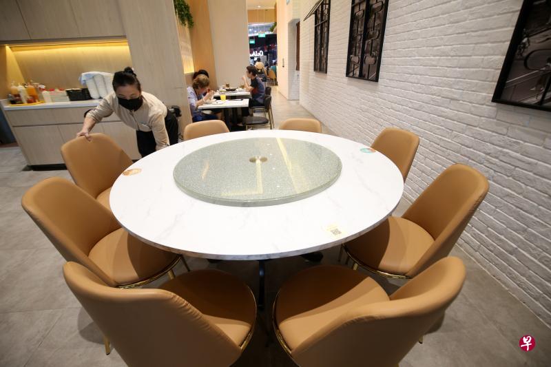 进入解封第三阶段，三巴旺白米粉餐馆除了增加更多座位，也将为来临的农历新年推出特色套餐，吸引食客到店内吃团圆饭。（叶振忠摄）